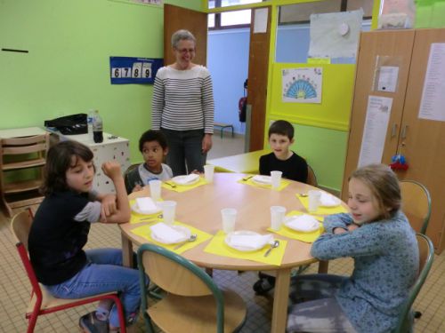 Tiens! Aujourd'hui, vendredi 9 septembre, les enfants ont mis la table...Mais que se passe-t-il?