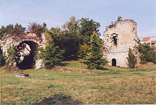 G1. Cour du château des archevêques de Bourges. ruines du donjon et de la prison