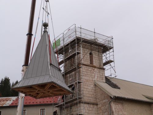 l'église se r'habille l'hiver arrive