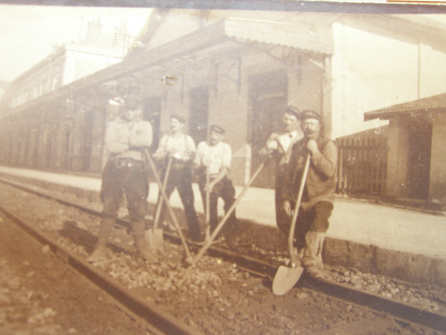Les cheminots au travail sur les rails de Saint-Claude. (photo de Marie-Odile Gay)
