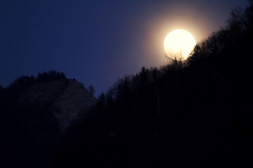 La lune et le crêt pourri