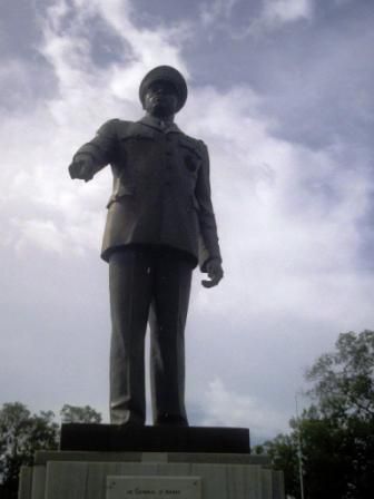 Statue géante du feu président Eyadéma à Sarakawa