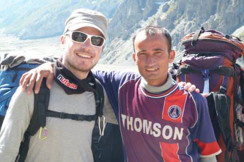 @David, Cedric, Fabien, JC : j'ai retrouve le dernier supporter nepalais du PSG ! 