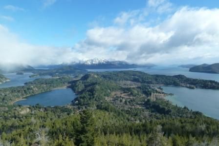 Vue sur l'immense lac Nahuel Napi a cote de Bariloche (Arg)