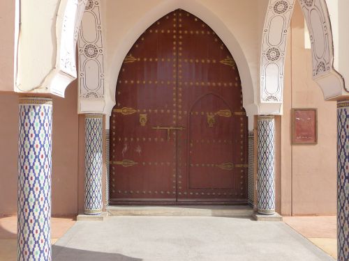 la porte gigantesque; motifs geometriques , pas de figures ds la religion musulmane