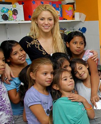 Shakira_e_crianças et les enfants 2011.jpg
