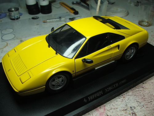 la base: une 328 GTB 1/18 de chez Kyosho