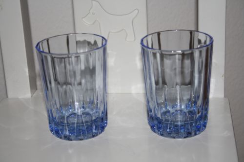 Plusieurs verres bleus, différentes tailles