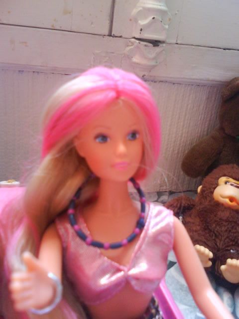 Steffi love aux cheveux roses et son chihuahua