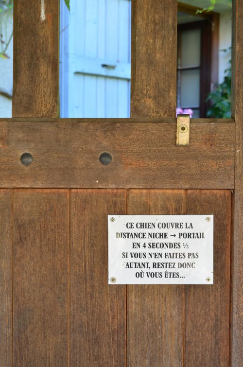 Attention au chien ! A Bozouls - Aveyron