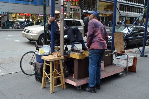 Un cireur de chaussures sur Broadway NYC