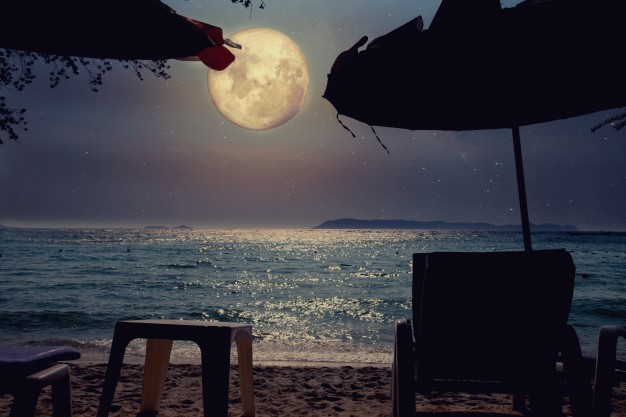 belle-plage-tropicale-fantastique-etoile-voie-lactee-dans-cieux-nocturnes-pleine-lune-art-style-retro-ton-couleur-vintage-elements-image-lune-fournies-par-nasa_1484-508.jpg