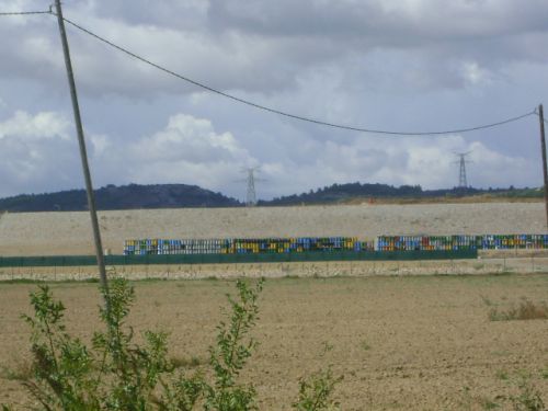 Vue sur les fûts de Comurhex depuis la plaine