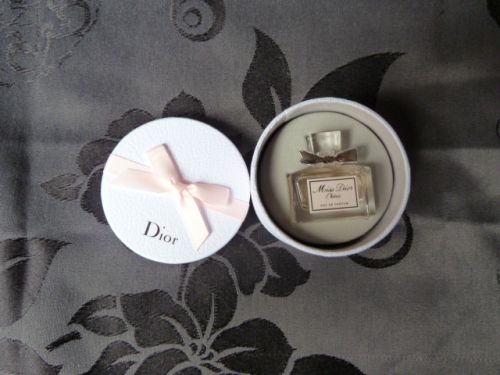 MISS DIOR CHERIE,boite à chapeau  eau de parfum 5ml