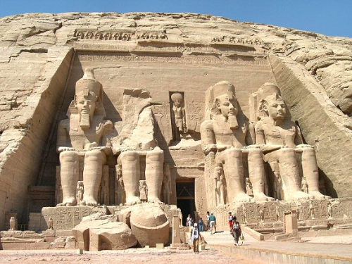 Abou-Simbel-Ramses-II.jpg