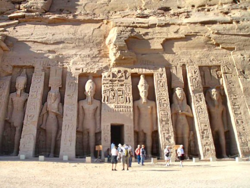 Abou-Simbel-Nefertari.jpg