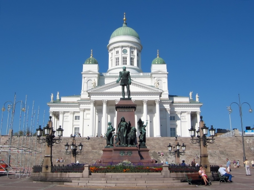 Helsinki_Lutheran_Chathedral_and_the_statue.jpg