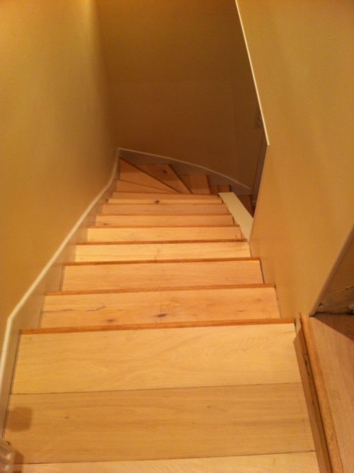 escalier recouvert  du parquet posé ausol avec nez de marche  en chêne massif