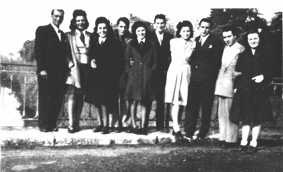 11 - gérard au milieu de ses amis de moulis en 1946.jpg