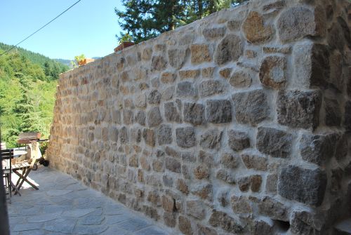 Le mur de la terrasse du gîte, joints fait à la chaux, s'il vous plait!