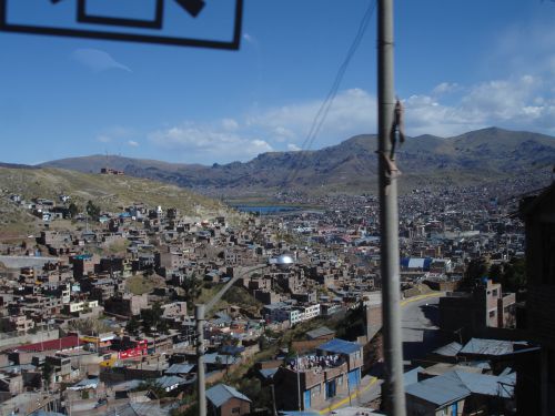 Arrivee sur Puno, Lac Titicaca au fond