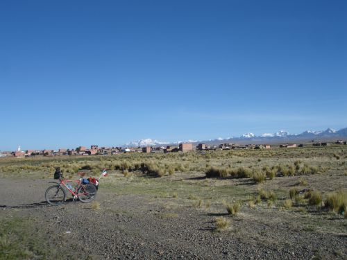 Avant La Paz : L altiplano et au fond la cordilliere