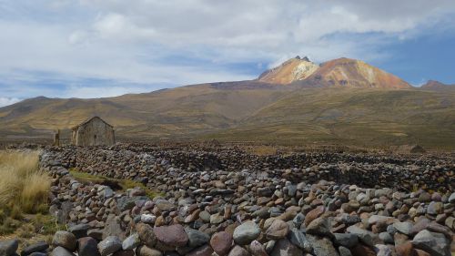 Enceinte de pierre au pied du volcan Tunupa