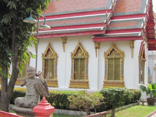petit temple dans les jardins du temple de marbre de Bangkok
