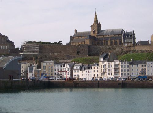 Une des églises de Granville vue du port