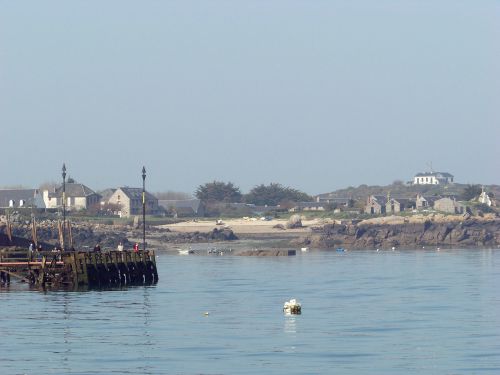 L'embarcadère, les îliens attendent le ravitaillement.