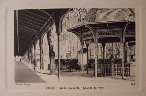 03 Vichy Allée couverte - Source du Parc.