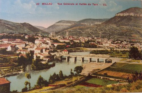 12 Millau - Vue générale et vallée du tarn.