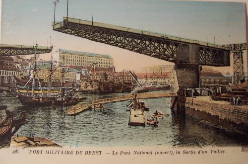29 Brest - Le pont National ouvert pour la sortie d'un voilier.