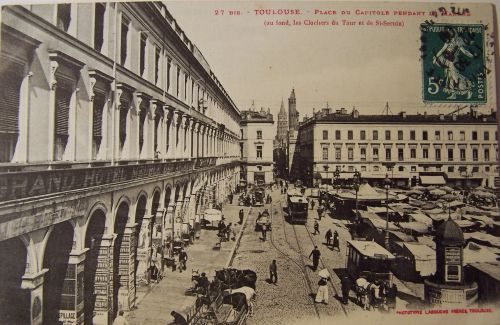 31 Toulouse - Place du capitole pendant le marché.