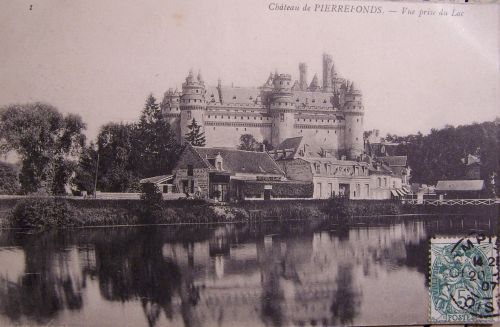Pierrefonds- Le château - vue prise du lac