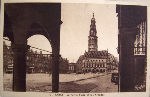 Arras - La petite place et les arcades