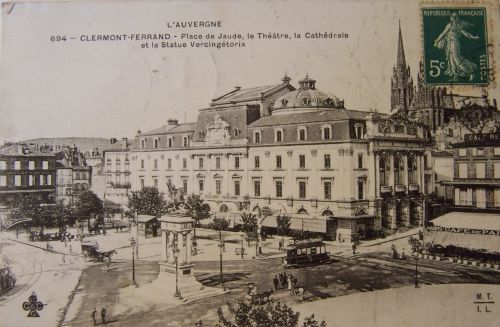 Clermont Ferrand - Place de jaude , théâtre, Cathédrale et statue de Vercingétorix