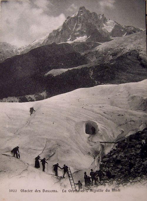 Chamonix - Glacier des Bossons - la grotte et l'aiguille du midi