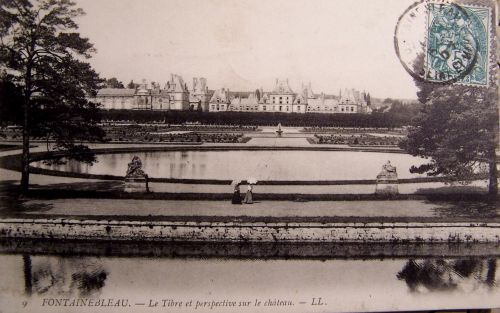 Fontainebleau - Perspective sur le château