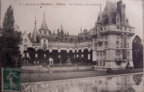Meulan Vigny - cour intérieure du château