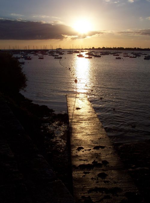 le soleil se couche au bout du ponton