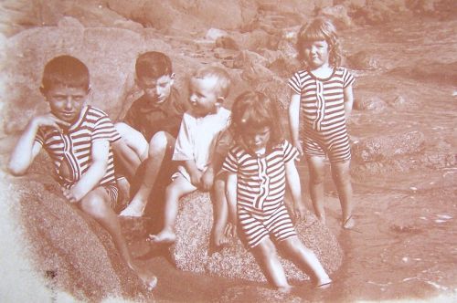 1921 ;  Portrieux, les enfants à la plage