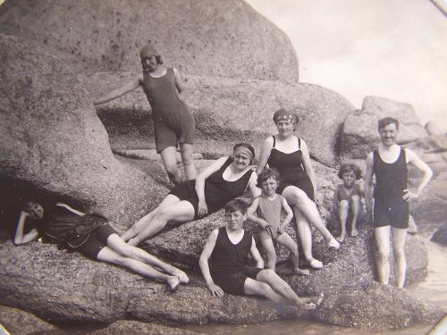 1924: repos sur les rochers