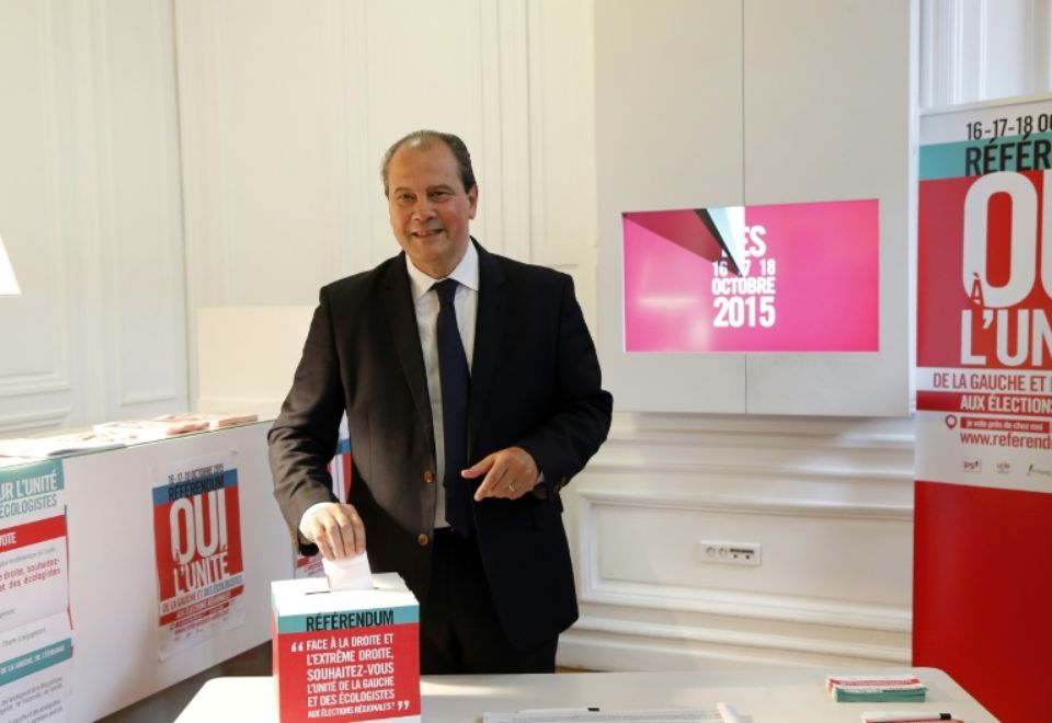 818062-le-premier-secretaire-du-ps-jean-christophe-cambadelis-le-16-octobre-2015-vote-a-paris-au-referendum.jpg