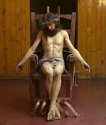 Jesus sur la chaise métallique