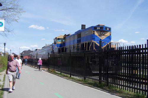 Train longeant le chemin du lac des Nations