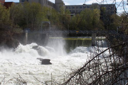 Chute de la rivière Magog près de la centrale