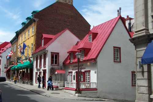 A l ' angle des  rues des Jardins et  Sainte Anne