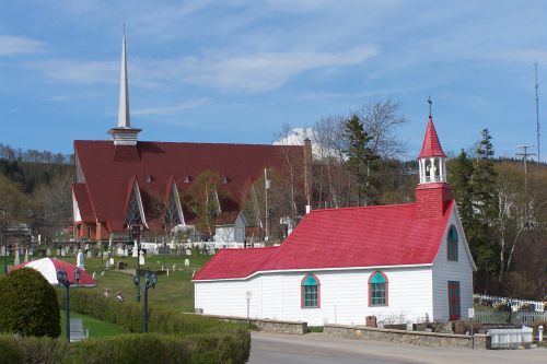 La petite chapelle ( au premier plan )