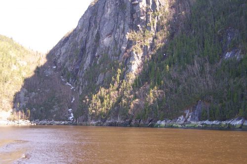 Calme dans les eaux du fjord de la Saguenay